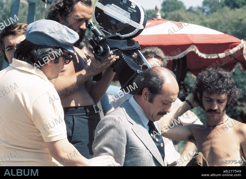 ANTONIO MERCERO et JOSE LUIS LOPEZ VAZQUEZ dans MANCHAS DE SANGRE EN UN COCHE NUEVO, 1975, réalisé par ANTONIO MERCERO. Copyright ARTURO GONZALEZ P.C.