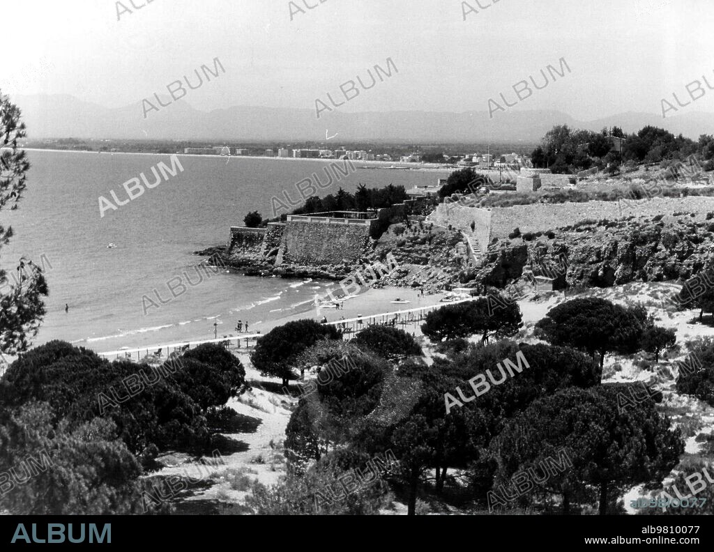 Agosto 1964. Vista de la playa de los Capellanes en Salou (Tarragona).