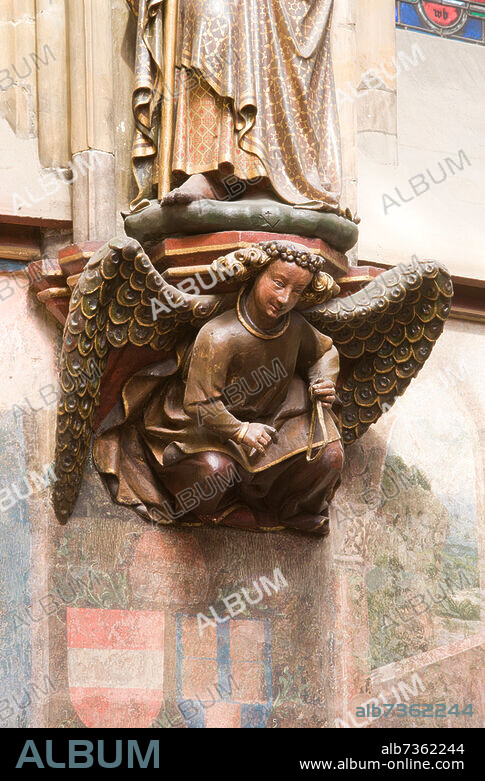 Chorhalle, Engel mit Triangel als Konsole unter Heiligenfigur.