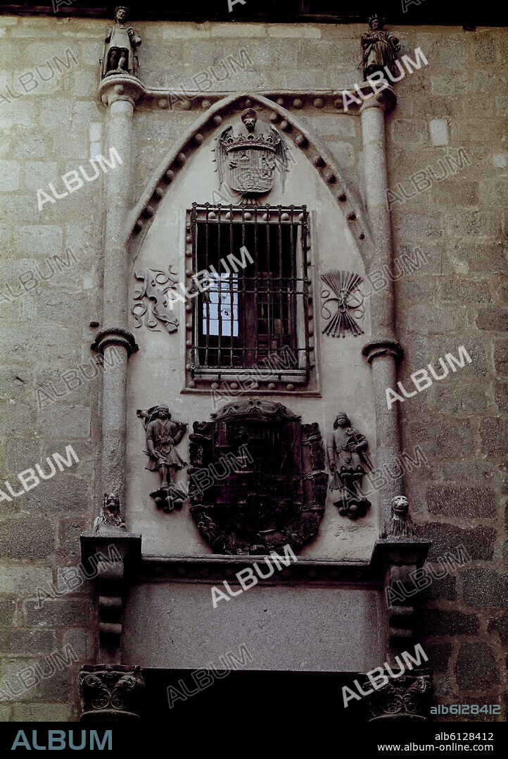 DETALLE DE LA POSADA DE LA HERMANDAD - ESCUDO DE LA SANTA HERMANDAD - DOS CUADRILLEROS FLANQUEANDO EL ESCUDO DE LOS REYES CATOLICOS - SIGLO XV.