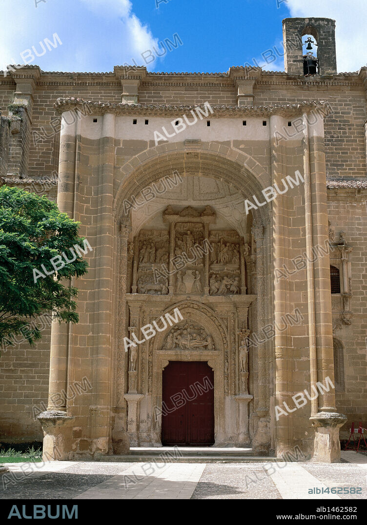ARTE RENACIMIENTO. ESPAÑA. CONVENTO DE LA PIEDAD (s. XVI). Vista del PORTICO de la FACHADA PRINCIPAL, de estilo plateresco, dispuesto a modo de retablo. CASALARREINA. Comarca de La Rioja Baja. La Rioja.