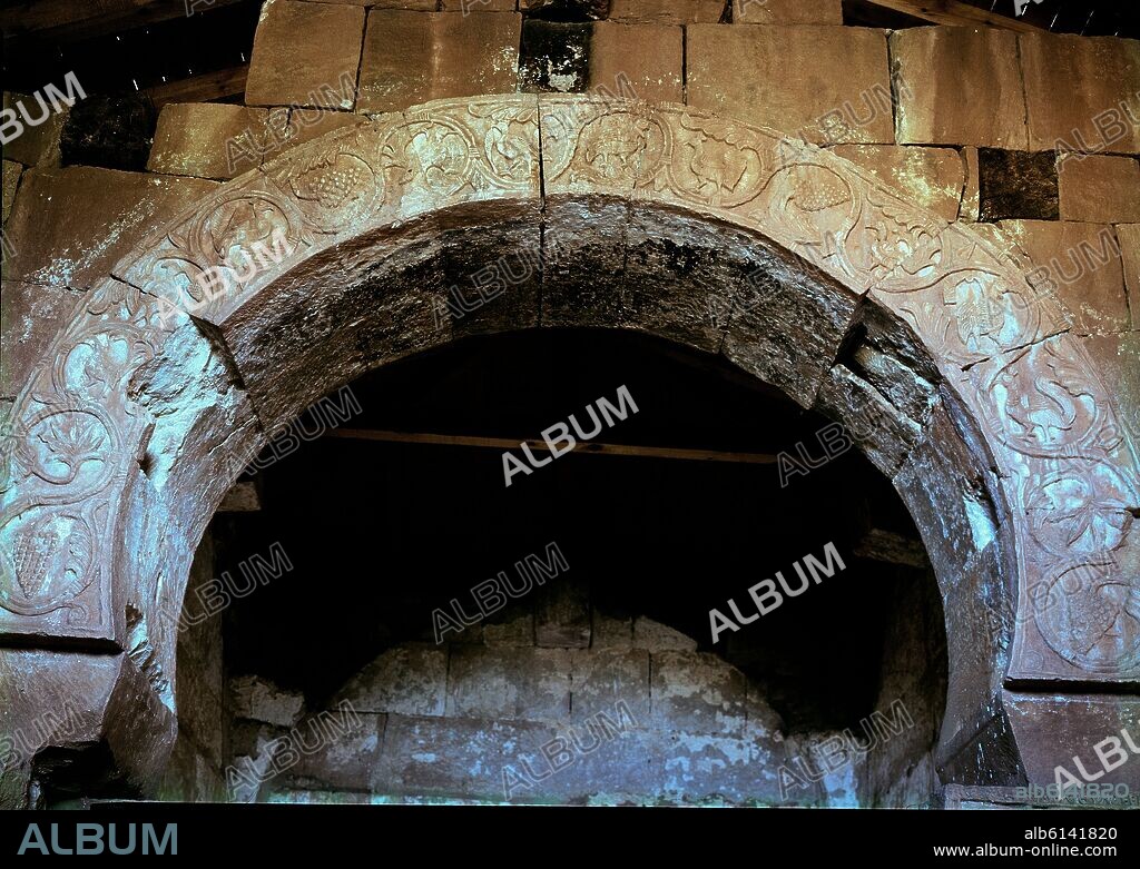 INTERIOR VISIGOTICO DE LA ERMITA DE SANTA MARIA DE QUINTANILLA DE LAS VIÑAS - SIGLO VII - ARCO DE HERRADURA.