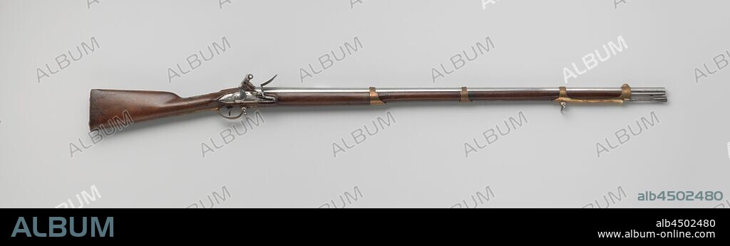 Officer flint gun for army or militia, The lock plate is engraved with a trophy and a signature in writing. The coat of arms of Amsterdam is stamped on a ring on the back of the barrel, three brands: MR, P and an unidentifiable brand are stamped on the back left, A bayonet net is attached under the trumpet. The flask is simply cut and inlaid with silver wire. Apart from the silver thumb plate, the batter is made of gilt brass and consists, among other things, of three sliding treadmills, a thumb plate engraved with the letters IF in a mirrored monogram and crowned with a duke crown inlaid with silver thread, the pair of hinged brackets is made of iron, all the herd, except the barrels, are engraved with trophies, all iron screw heads are chiseled, except for the handle, the loading stick is made of steel., Hendrick Brandt (geweermaker), Amsterdam, c. 1790, silver thread, brass (alloy), gilding (material), silver (metal), iron (metal), steel (alloy), wood (plant material), gilding, l 135 cm h 13.5 cm × d 7 cm × w 3.6 kg l 97.5 cm d 15.7 mm.