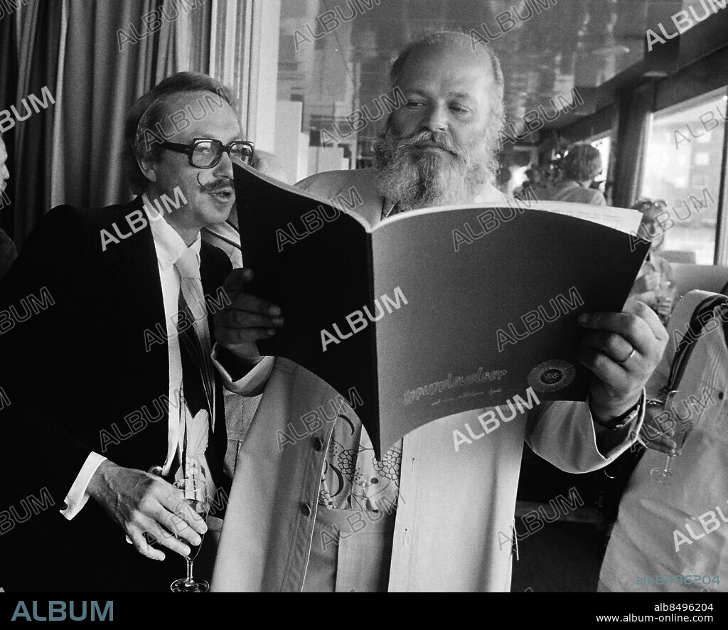 STOCKHOLM 1976-08-25. Beppe Wolgers (th) och musikern, tillika medlemen i sånggruppen Gals and Pals, Lars Bagge, vid jubiléet för Knäppupp-revyerna. Foto: Per Kagrell / EXP / TT / kod 26. ** AFTONBLADET OUT **.