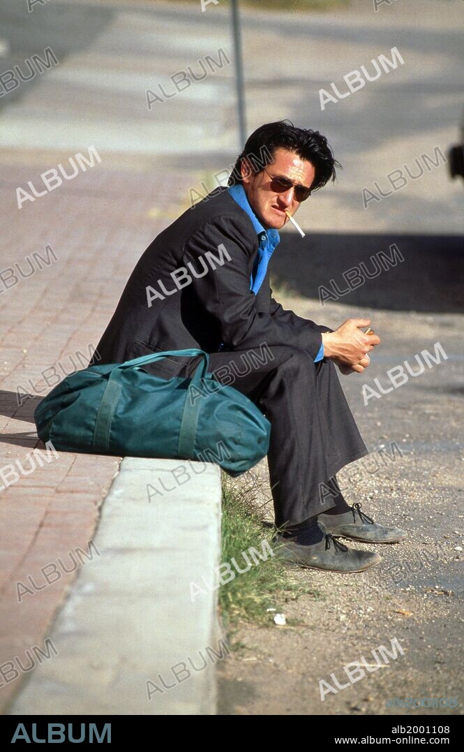 SEAN PENN in U TURN, 1997, directed by OLIVER STONE. Copyright PHOENIX PICTURES.