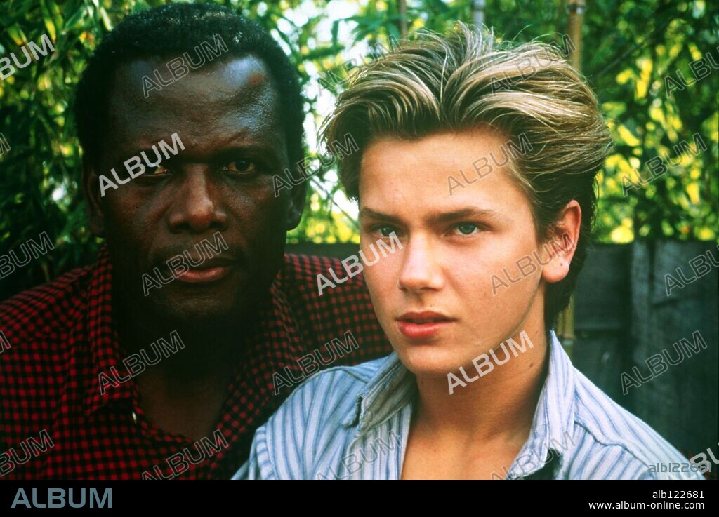 RIVER PHOENIX y SIDNEY POITIER en ESPÍAS SIN IDENTIDAD, 1988 (LITTLE NIKITA), dirigida por RICHARD BENJAMIN. Jul 01, 1988; Hollywood, CA, USA; Actors SIDNEY POITIER as Roy Parmenter and RIVER PHOENIX as Jeff Grant star in the drama thriller 'Little Nikita' directed by Richard Benjamin.