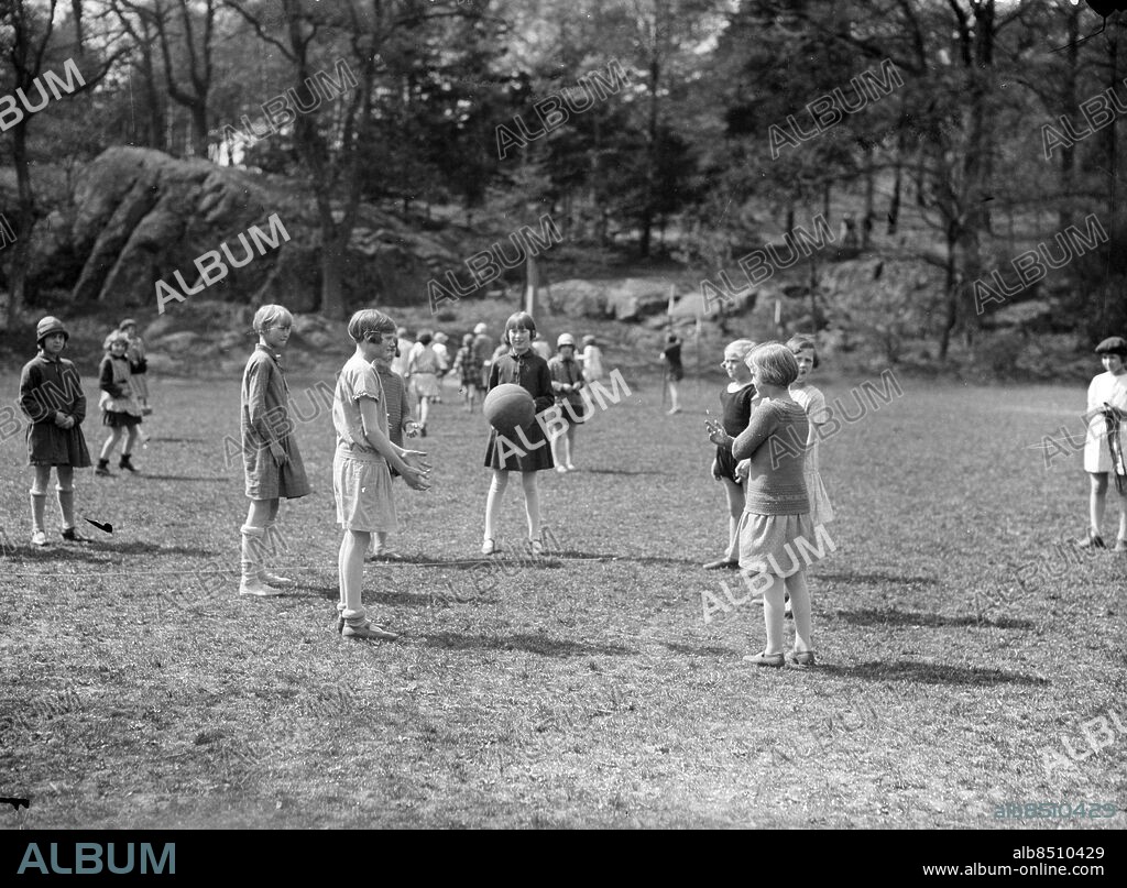 GÖTEBORG 1929-05-22.. Aktiviteter på lekplatsen Plikta i Slottsskogen. *** Local Caption *** Låda 1929-01 Foto: Kamerareportage / TT / Kod: 2524.