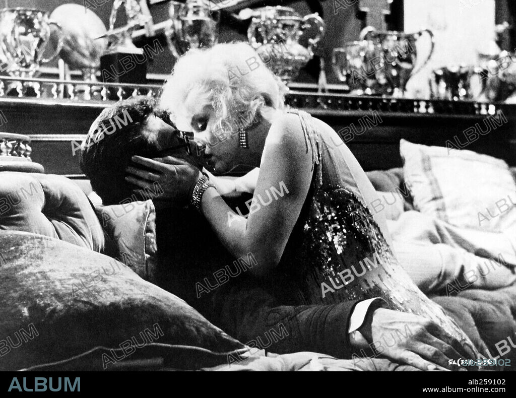 NORMA JEAN BAKER and TONY CURTIS. MARILYN MONROE and TONY CURTIS in SOME LIKE IT HOT, 1959, directed by BILLY WILDER. Copyright UNITED ARTISTS.