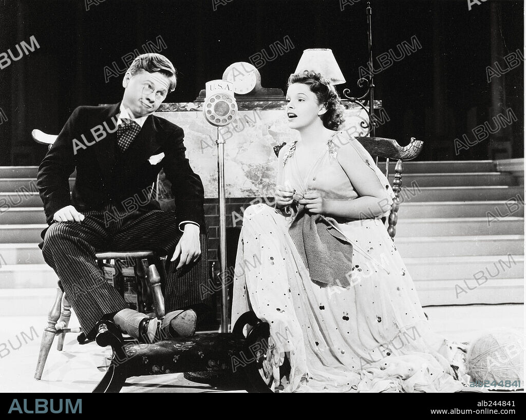 JUDY GARLAND and MICKEY ROONEY in BABES IN ARMS, 1939, directed by BUSBY BERKELEY. Copyright M.G.M.