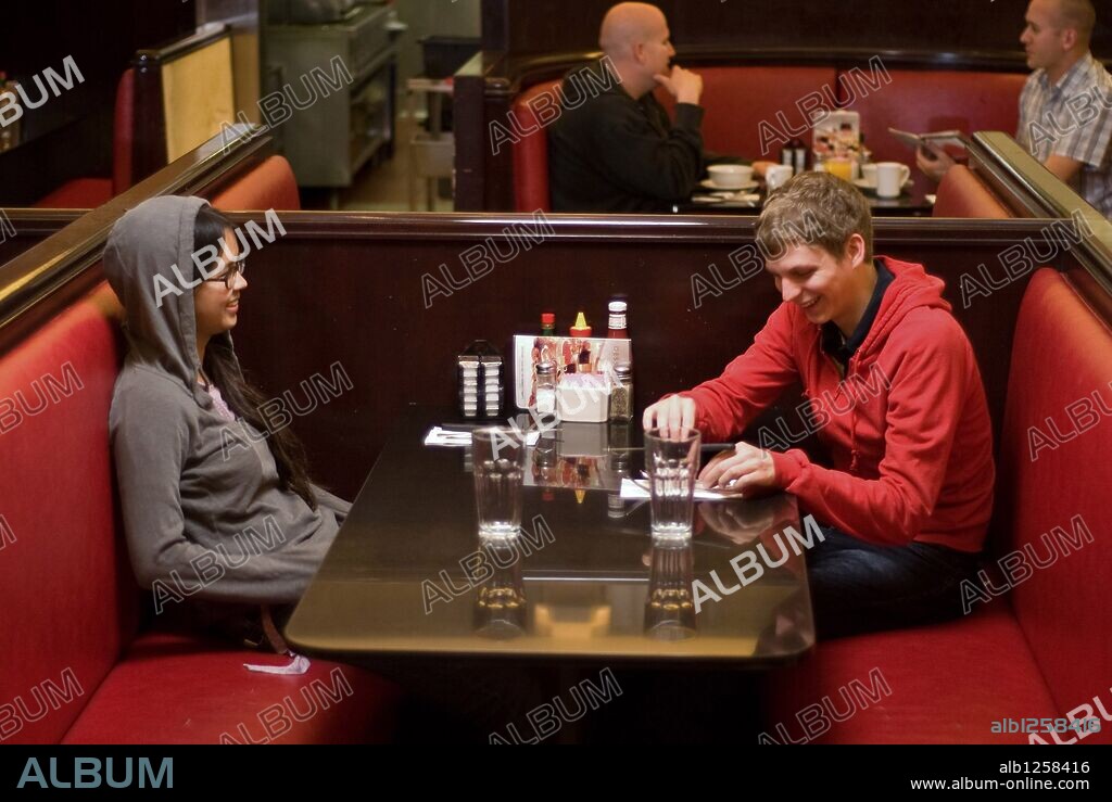 CHARLYNE YI und MICHAEL CERA in PAPER HEART, 2009, unter der Regie von NICHOLAS JASENOVEC. Copyright ANCHOR BAY ENTERTAINMENT/PAPER HEART PRODUCTIONS.