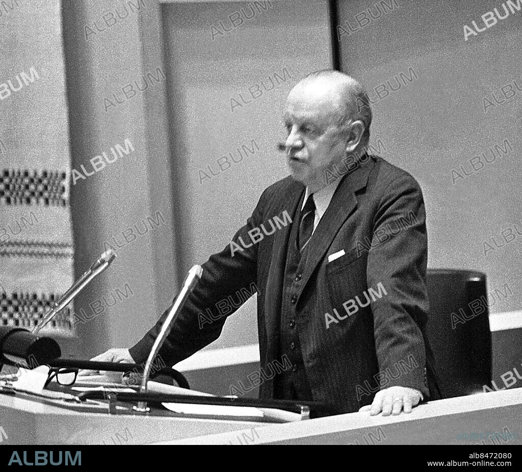 STOCKHOLM 1971-03-11. Allan Hernelius chefredaktör och riksdagsledamot för Moderaterna, håller ett anförande från talarstolen i riksdagen.. Foto: Olle Lindeborg / TT Historical / Kod: 1902.