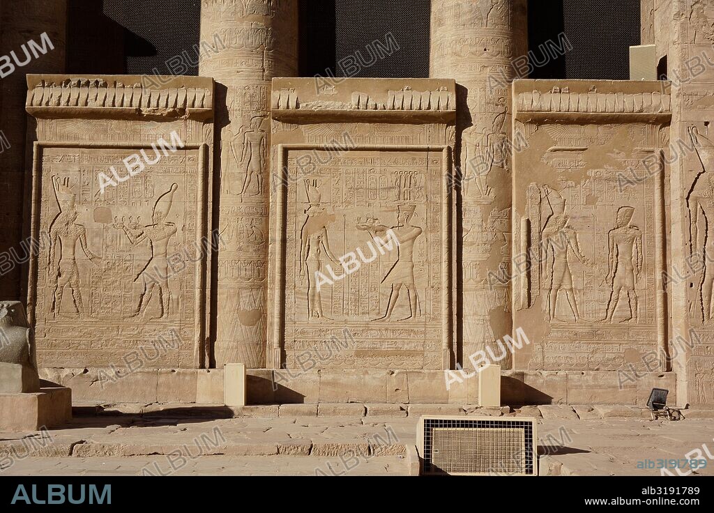 El Templo de Edfu está ubicado en la ciudad de Edfu (Egipto), que durante el periodo grecorromano fue conocida como Apolinópolis Magna, dedicada al dios de los dioses, Horus-Apolo.
