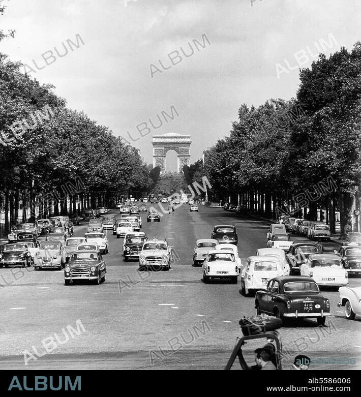 Paris (France), Champs-Élysées. Traffic scene. Photo, undated. (c. 1960?). From a series: "Paris - Circulation".