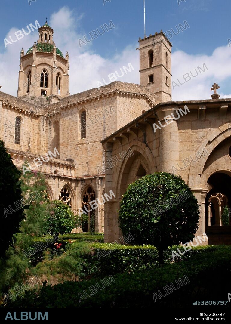 REAL MONASTERIO DE SANTA MARIA DE SANTES CREUS: VISTAS DEL CLAUSTRO Y LA TORRE DEL RELOJ  . AIGUAMURCIA-SANTES CREUS, TARRAGONA, CATALUÑA, ESPAÑA.