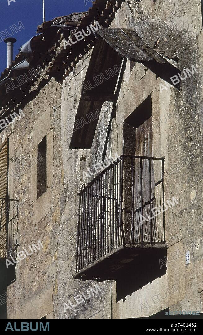 DETALLE DE BALCON CON TEJADILLO-CONSTRUCCION TIPICA CASTELLANA.