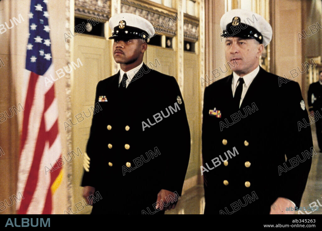 CUBA GOODING JR. and ROBERT DE NIRO in MEN OF HONOR, 2000, directed by GEORGE TILLMAN JR.. Copyright 20TH CENTURY FOX / CARUSO, PHILLIP.