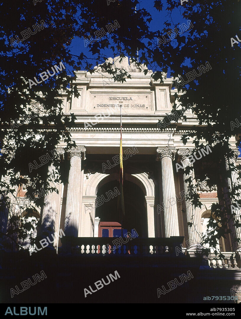 RICARDO VELAZQUEZ BOSCO. EDIFICIO CONSTRUIDO ENTRE 1885 Y 1893 - SITUADO EN LA CALLE RIOS ROSAS Nº 21.