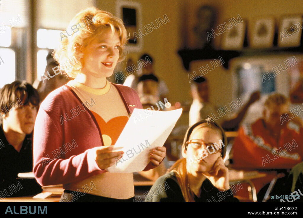 DREW BARRYMORE y LEELEE SOBIESKI en NUNCA ME HAN BESADO, 1999 (NEVER BEEN KISSED), dirigida por RAJA GOSNELL. Copyright 20TH CENTURY FOX / HANOVER, SUZANNE.