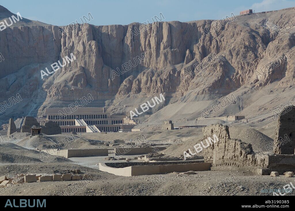 El Templo funerario de Mentuhotep II se encuentra en la orilla occidental del Nilo, en Deir el-Bahari, al pie de su impresionante circo de escarpadas montañas y enfrente de la Tebas del Antiguo Egipto.
