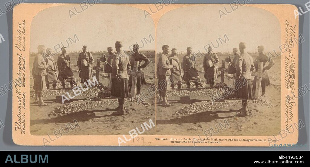 Men in a cemetery for British soldiers who fell during the Battle of Magersfontein, The Burial Place, at Modder River, or the Highlanders who fell at Maagersfontein, S. Africa (title on object), grave, tomb, South Africa, Underwood and Underwood (mentioned on object), Zuid-Afrika, 1900, photographic paper, cardboard, albumen print, h 88 mm × w 178 mm.
