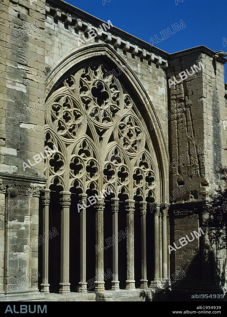 ARTE GOTICO. ESPAÑA. SEU VELLA. Iniciada en 1203, los trabajos fueron dirigidos por Pere SA COMA y Pere de PRENAFETA. Se trata de una obra de TRANSICIÓN DEL ROMÁNICO AL GÓTICO. Detalle de una VENTANA DEL CLAUSTRO, CON ARCO OJIVAL Y DECORADA CON PIEDRA TRABAJADA. LLEIDA. Cataluña.