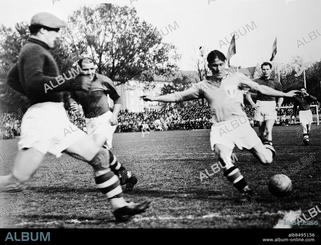 Nygifte Stellan Nilsson skjuter mitt på tillrusande Ludvika-målvakten Stig Nilsson. Mellan de två; backen Karmansbo-Andersson och bakom Stellan, Gunnar Karlsson. fotboll, MFF, Malmö FF,1944.. Död maj 2003. (c) Sydsvenskan / IBL Bildbyrå.