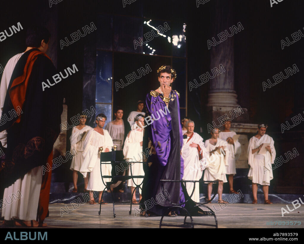JOSE TAMAYO. IMANOL ARIAS INTERPRETANDO A CALIGULA EN EL TEATRO ROMANO DE MERIDA - 1989.