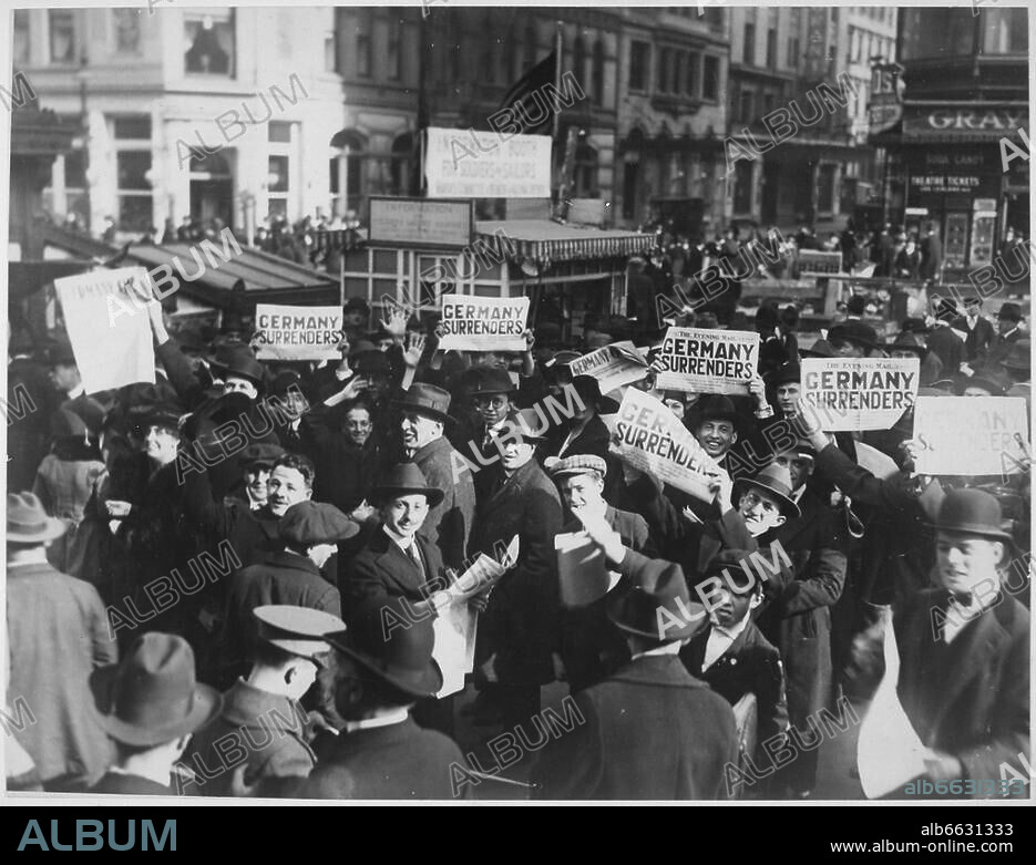 Erster Weltkrieg / USA / Kriegsende. Unterzeichnung des Waffenstillstandes zwischen Deutschland und den Alliierten im Wald von Compiègne, 11. November 1918.-Menschenmenge auf dem Times Square in New York City hält Zeitungen mit der Schlagzeile der Kapitulation Deutschlands in die Höhe.-Foto, 11. November 1918.