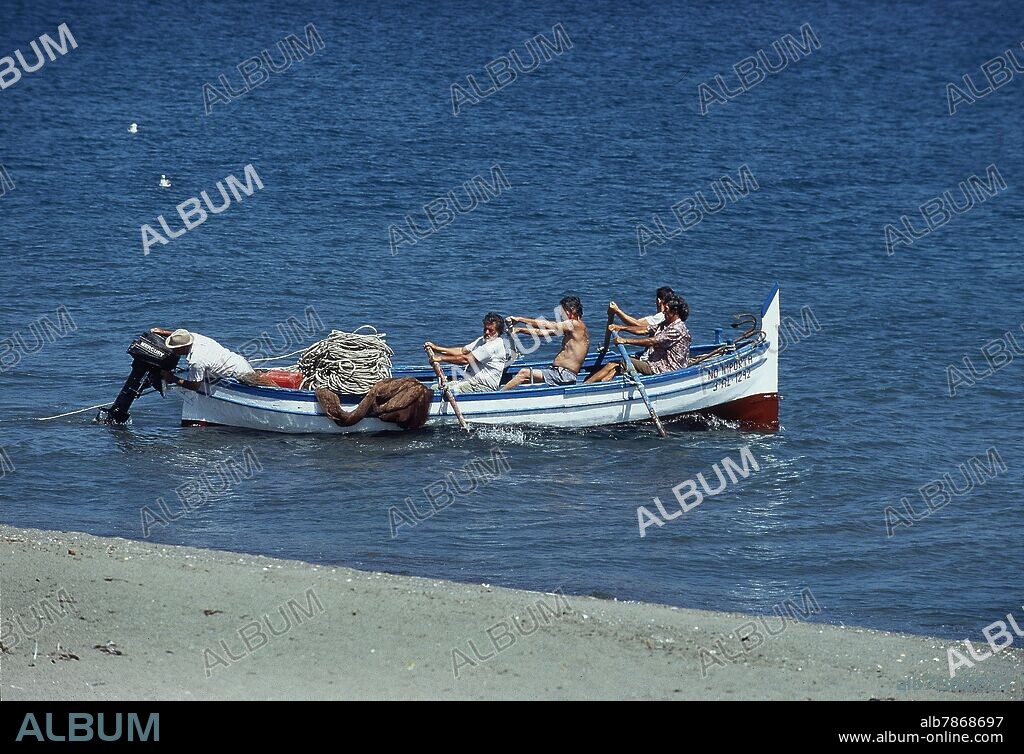 PESCADORES SALIENDO TIRAR LAS REDES DE COPO.