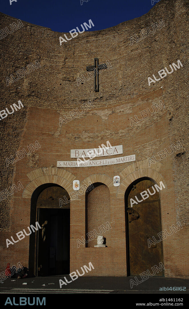 ARTE RENACIMIENTO. ITALIA. BASILICA DE SANTA MARIA DE LOS ANGELES Y LOS MARTIRES (SANTA MARIA DEGLI ANGELI E DEI MARTIRI). Diseñada por Miguel Angel Buonarrotti (1475-1564) en el siglo XVI, aprovechando la estructura del Trepidarium de las Termas de Diocleciano. ROMA.