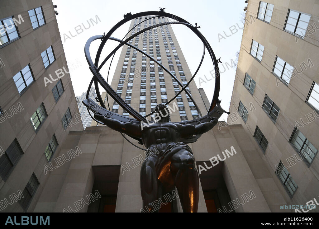 USA. New York City. Statue of Titan Atlas, by Lee Lawrie, 1937. Art Deco style. Rockefeller Center. 5th Avenue. Manhattan.