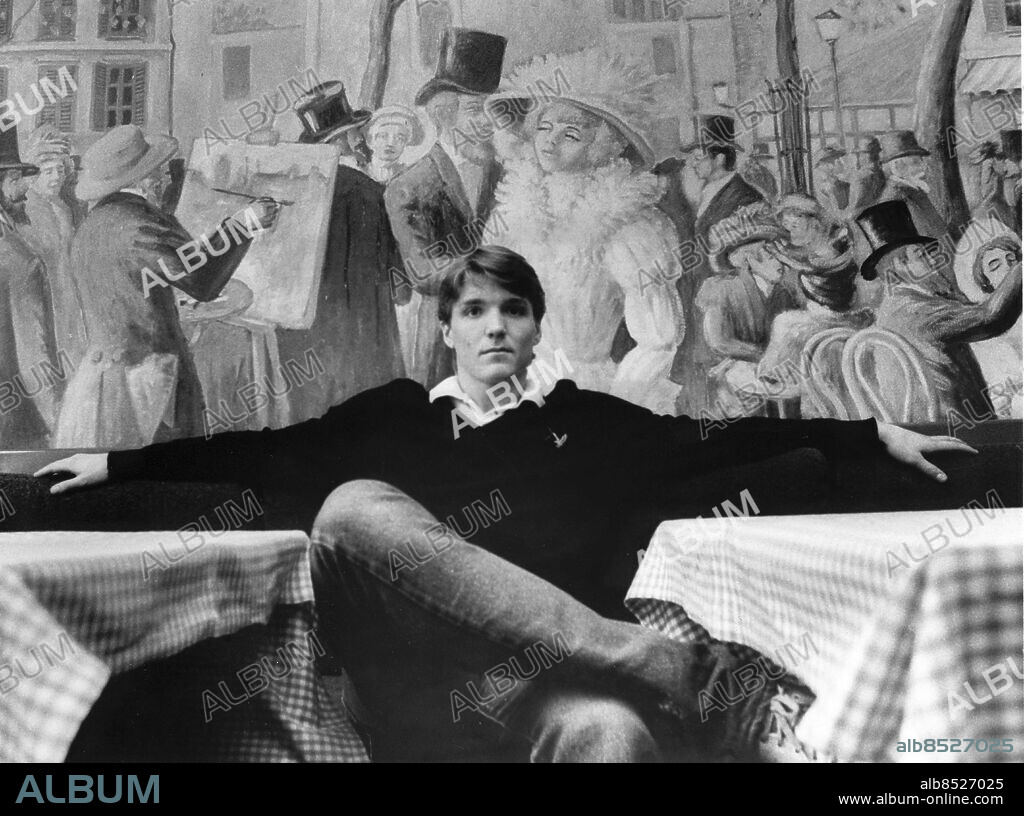 Göteborg 1982-04-19. Glenn Schiller, IFK Göteborg på restaurang Déjà Vu med motiv från glada Paris. Foto: Tommy Wiberg / Expressen / TT / Kod: 46. ** AFTONBLADET OUT **.