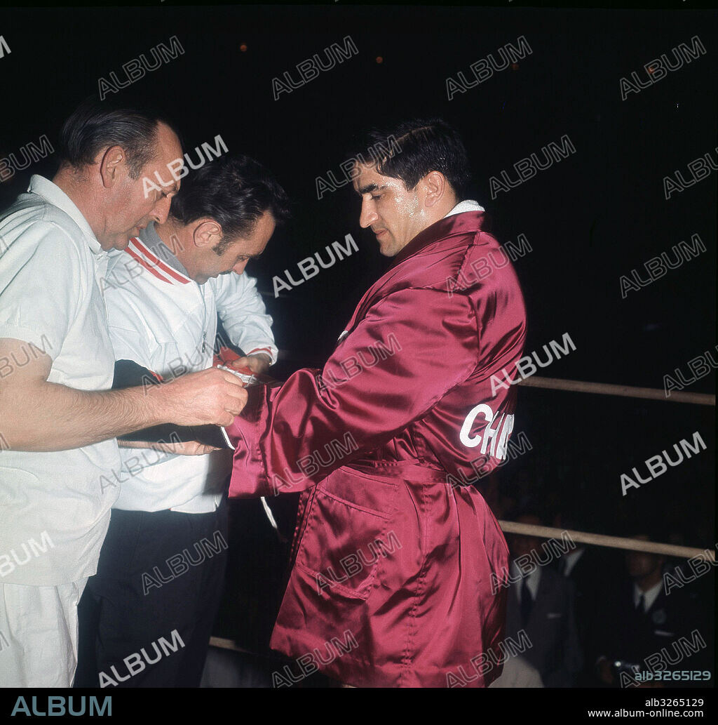 URTAIN. JOSE MANUEL IRIBAR. BOXEADOR ESPAÑOL. PREPARACION ANTES DEL COMBATE.