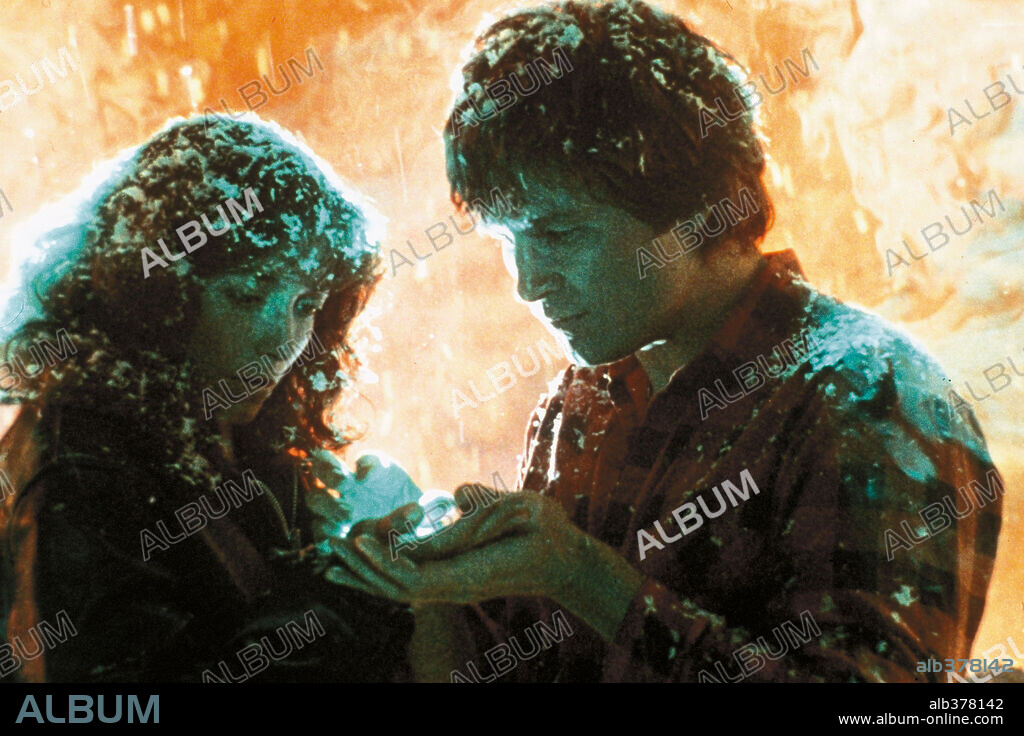 JEFF BRIDGES and KAREN ALLEN in STARMAN, 1984, directed by JOHN CARPENTER. Copyright COLUMBIA PICTURES.