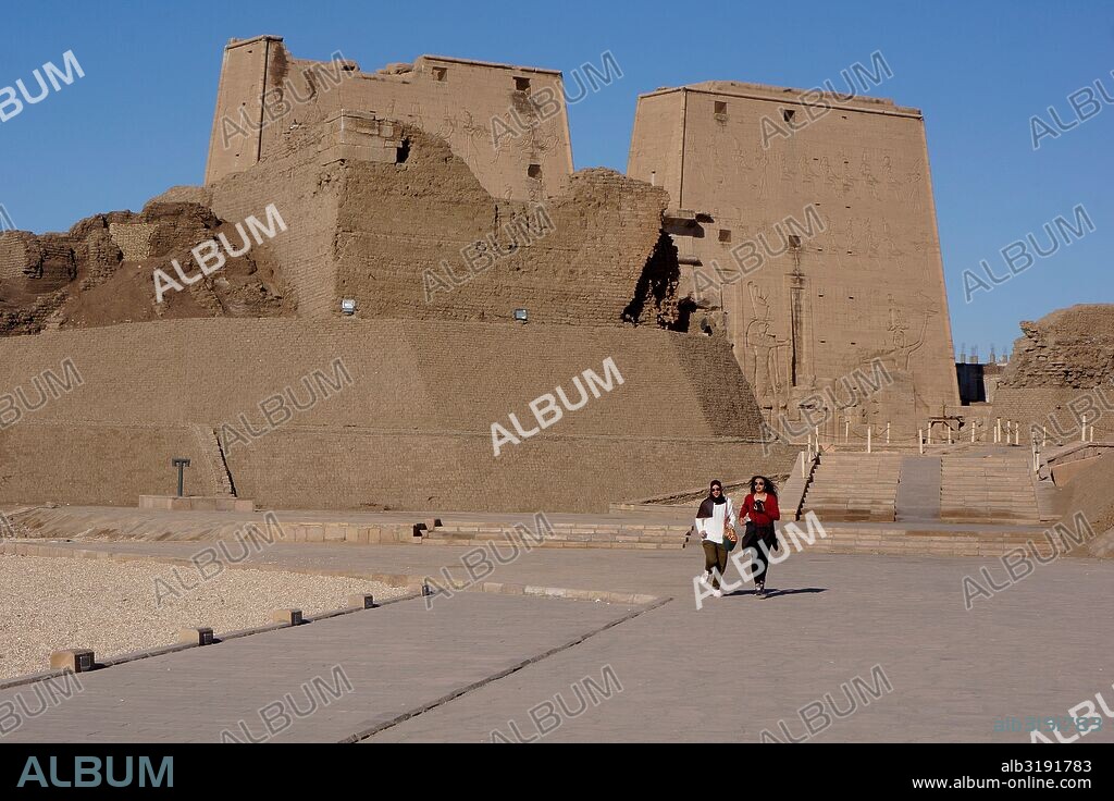 El Templo de Edfu está ubicado en la ciudad de Edfu (Egipto), que durante el periodo grecorromano fue conocida como Apolinópolis Magna, dedicada al dios de los dioses, Horus-Apolo.