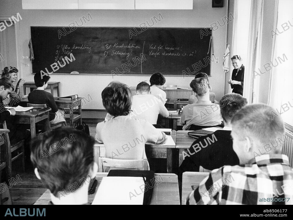 1963.. Orig. bildtext... FIL. DR. KARIN WESTMAN BERG 1963 Anm. Svarta tavlan Ryggbilder Ö 416B CD77 persons: Karin Westman Berg sites: SVERIGE.