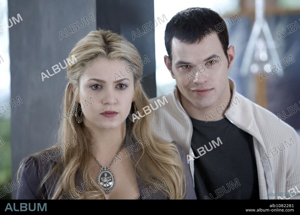 KELLAN LUTZ and NIKKI REED in TWILIGHT, 2008, directed by CATHERINE HARDWICKE. Copyright IMPRINT ENTERTAINMENT/MAVERICK FILMS/SUMMIT ENTERTAINMENT.