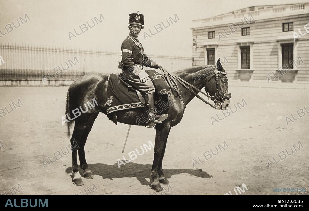 Húsar de Pavía montado a caballo. Guardia del Palacio Real en Madrid. Fotografía en blanco y negro. Año 1924.