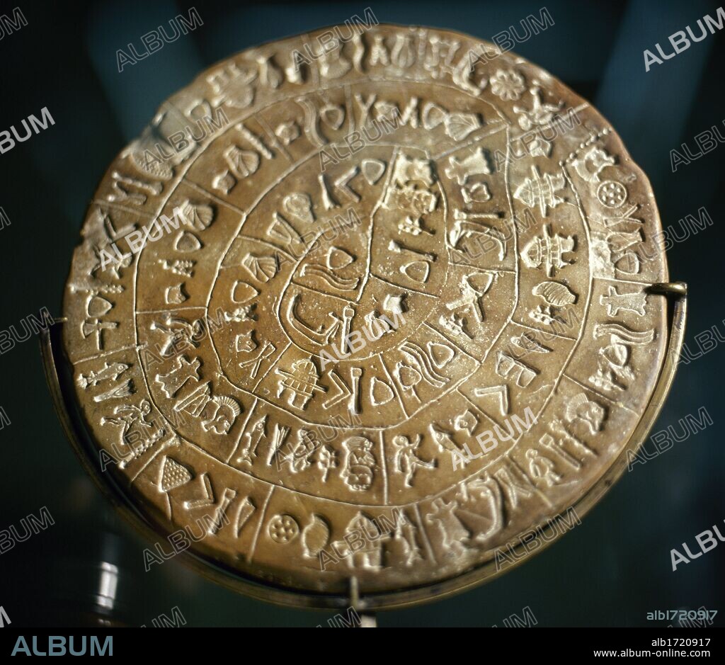 ARTE MINOICO. GRECIA. DISCO DE FESTOS. Realizado en terracota tiene 45 caracteres jeroglíficos grabados por las dos caras junto con elementos móviles en disposición espiral de la periferia al centro. Los símbolos no han sido descifrados. (Epoca de los Nuevos Palacios, hacia el 1600 a. C.). Museo de Heraklio. CRETA.