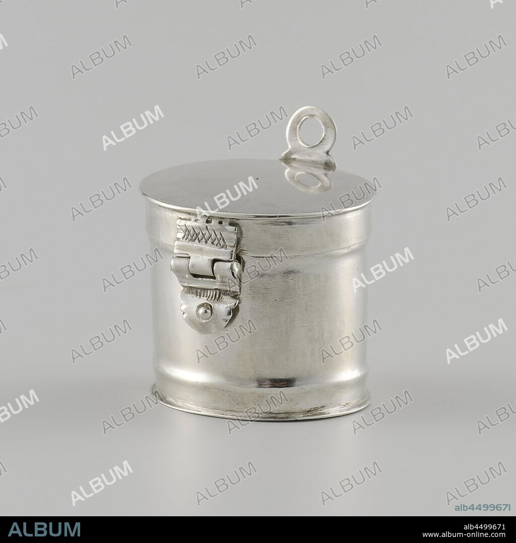 Sugar or coffee can, Oval canister with lid, closure and eyelet. The bus is marked: pc = Haarlem, mt. = Foot 88g, sugar basin, Abraham van der Hoeff (attributed to), Haarlem, c. 1720, silver (metal), h 4.3 cm × w 3.8 cm × d 3.6 cm.