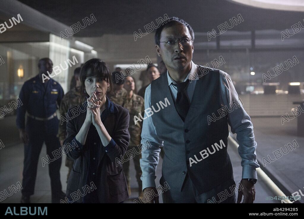KEN WATANABE and SALLY HAWKINS in GODZILLA: KING OF THE MONSTERS, 2019, directed by MICHAEL DOUGHERTY. Copyright Legendary Pictures / Warner Bros. / Wanda Qingdao Studios / MCFADDEN, DANIEL.