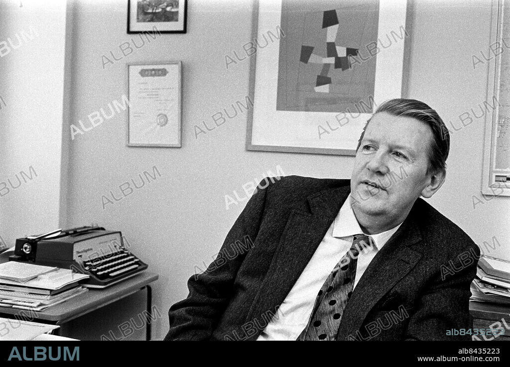 1971-12.. Folke Olhagen, radioman.. Foto: Bo-Aje Mellin / RiR / SVT / Kod: 5600. Bild och reportage publ. i RiR 53/71 sid. 3 inför två radioprogram.. RiR 20330 sv/v neg.