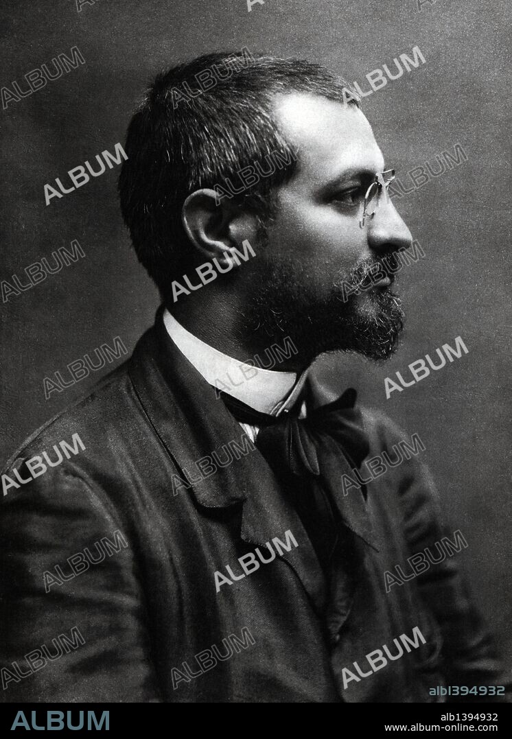 Puig y Cadafalch, José (Mataró, 1868-Barcelona, 1956). Arquitecto, escritor y político nacionalista catalán. Catedrático en la Escuela de Arquitectura de Barcelona, en las especialidades de hidráulica y de resistencia de materiales. En 1917 asumió el cargo de Presidente de la Mancomunitat de Catalunya, desde donde elaboró un ambicioso plan de enseñanza y cultura e impulsó las excavaciones arqueológicas de Ampurias. Discípulo de Lluís Domènech i Montaner, y se le considera el último representante del modernismo y el primero del novecentismo.