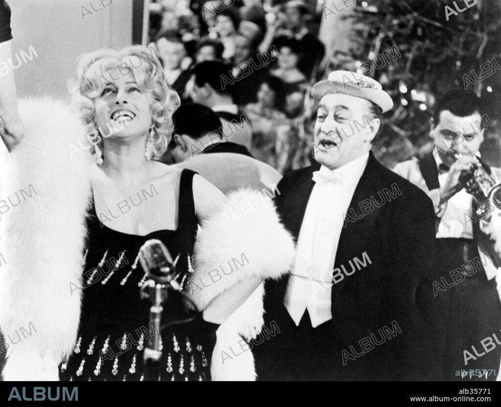 ANNA MAGNANI y TOTO en LLEGAN LOS BRIBONES, 1960 (RISATE DI GIOIA), dirigida por MARIO MONICELLI.