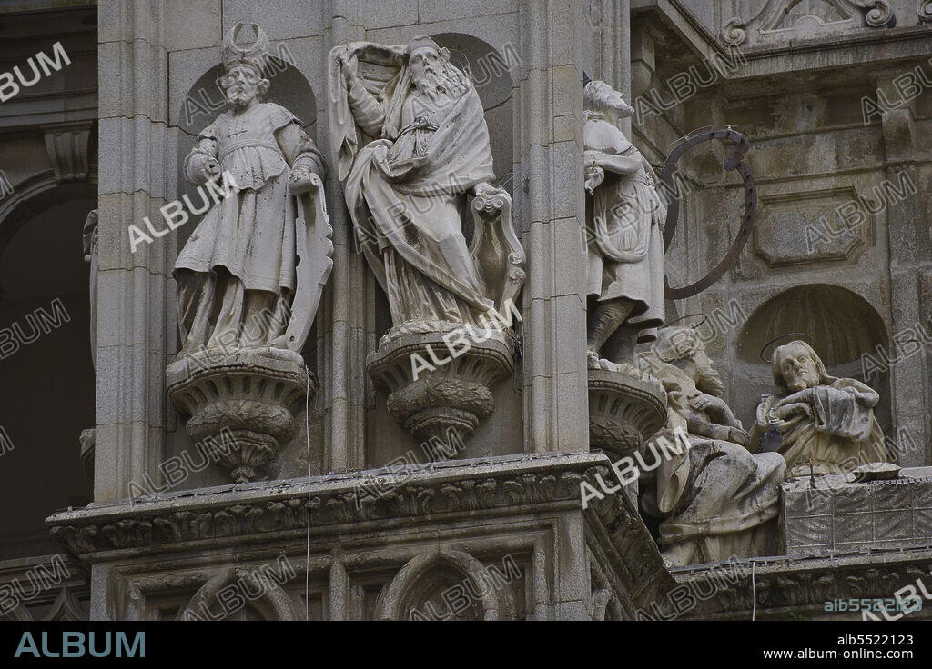 España. Castilla-La Mancha. Toledo. Catedral de Santa María. Construida en estilo gótico entre los años 1227 y 1493. Esculturas de obispos y personajes ilustres ubicadas en la fachada principal (en un lateral de la Puerta del Perdón).