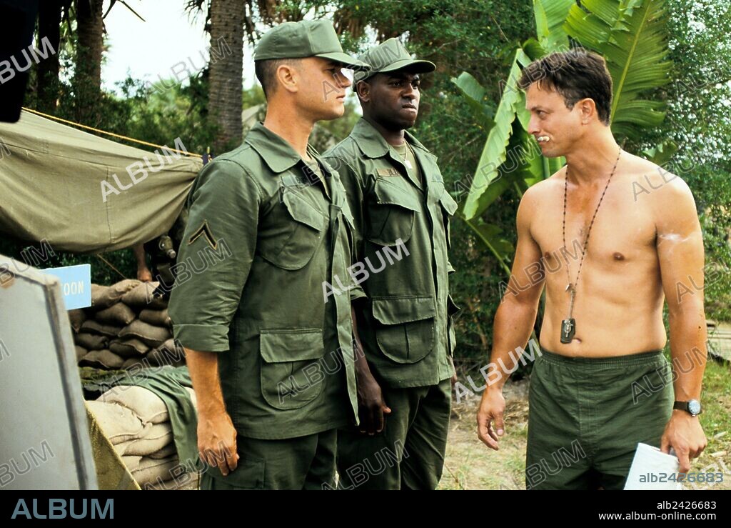 GARY SINISE, MYKELTI WILLIAMSON and TOM HANKS in FORREST GUMP, 1994, directed by ROBERT ZEMECKIS. Copyright PARAMOUNT PICTURES.