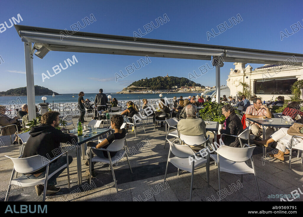 cafeteria en el paseo de Ondarreta, San Sebastian,playa de la Concha,Guipuzcoa, Euzkadi, Spain.