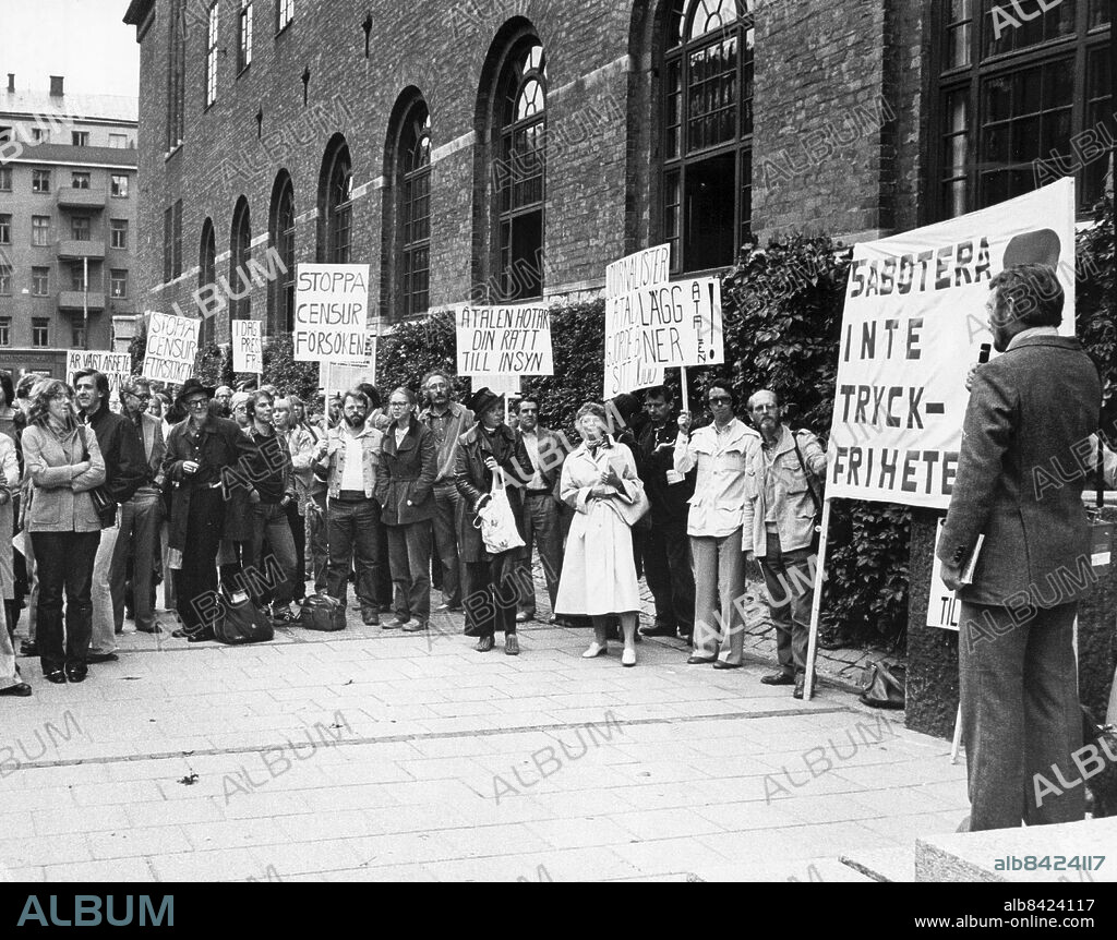Stockholm 1979-08-30. Ockupationen av kvarteret Järnet på Bondegatan. Plakat, banderoller och talkörer utanför Rådhuset på Kungsholmen i morse. Hundratals journalister protesterade mot åtalet mot sex journalister som bevakade stormningen av Jämet i våras. - Vi måste få sköta våra jobb, lägg ner åtalet.. Foto: Jonny Graan / Expressen / TT / Kod: 16. ** AFTONBLADET OUT **.