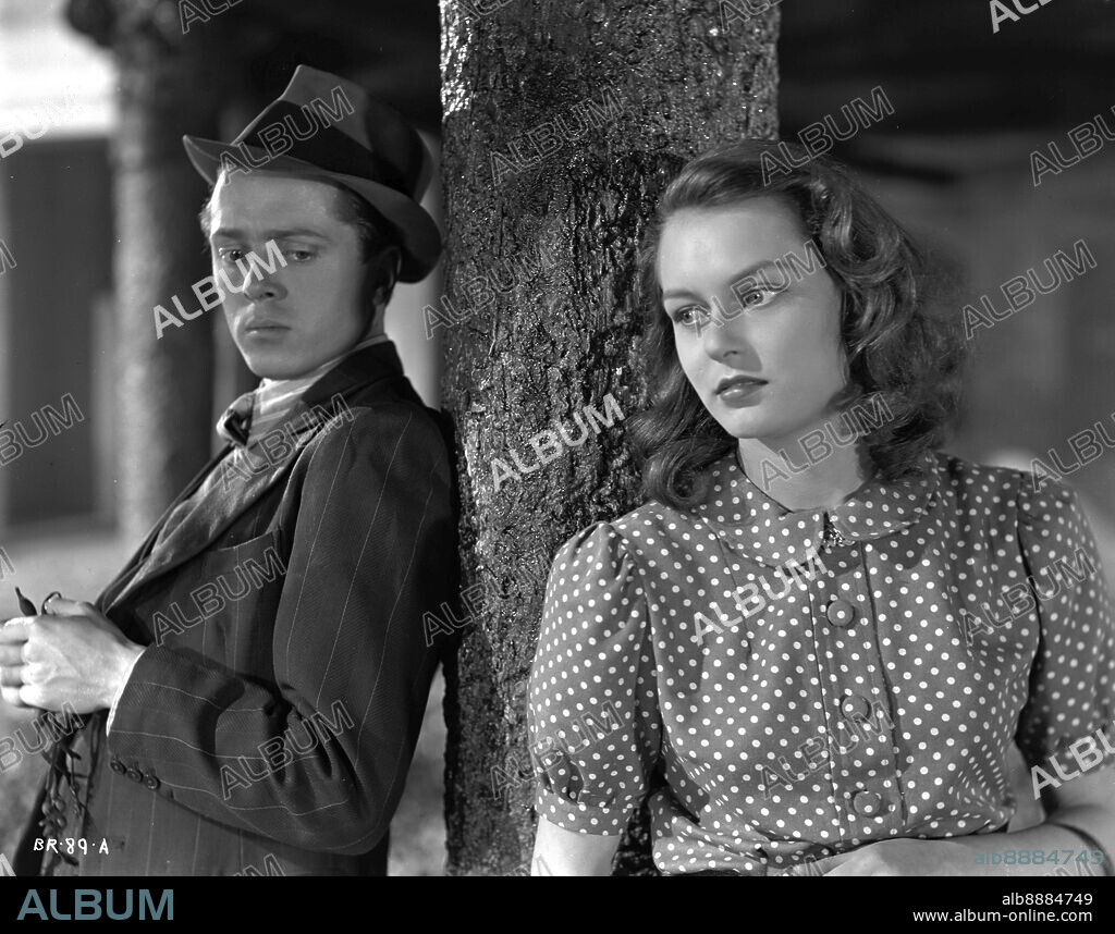 CAROL MARSH and RICHARD ATTENBOROUGH in BRIGHTON ROCK, 1947, directed by JOHN BOULTING. Copyright ASSOCIATED BRITISH PICTURES.