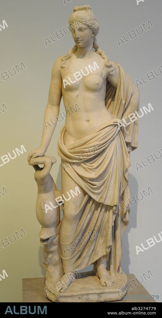 Escultura de la diosa Afrodita "Tipo Venus Marina", con delfín. Copia romana del siglo II d. C. de un original griego de los siglo I-II a. C. Colección Farnese. Museo Arqueológico Nacional. Nápoles. Italia.